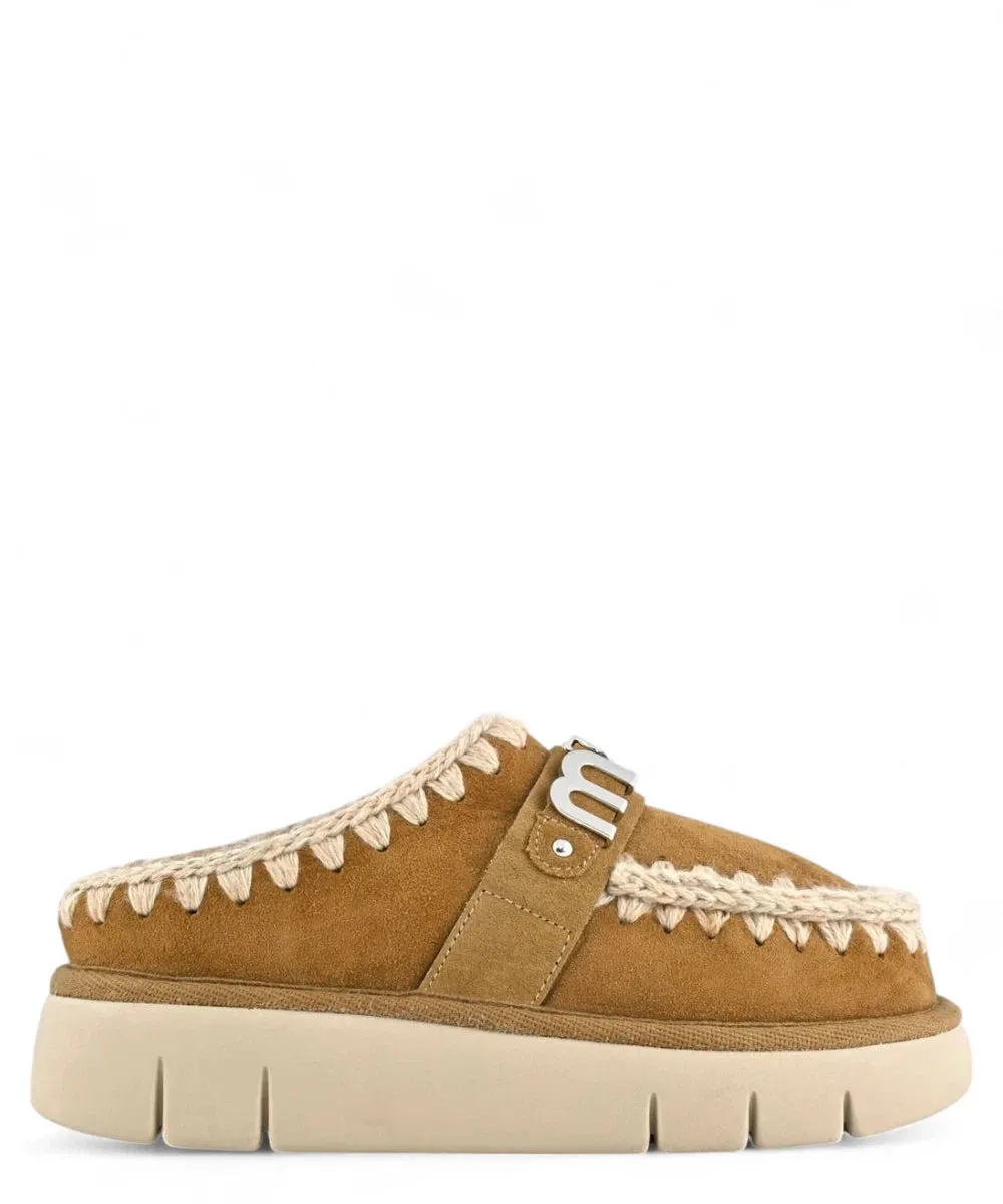 Bounce Clog con Logo Metallico