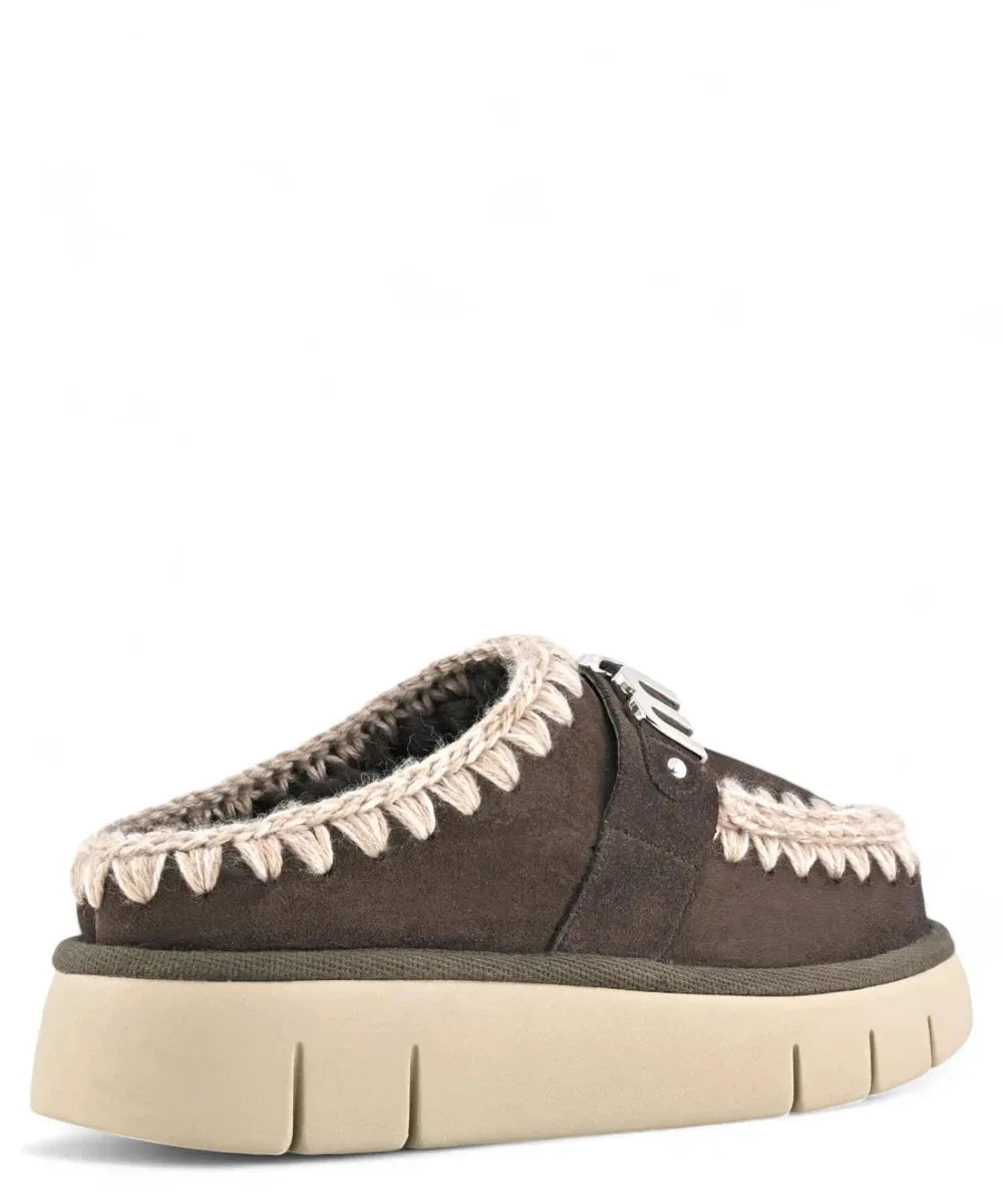 Bounce Clog con Logo Metallico
