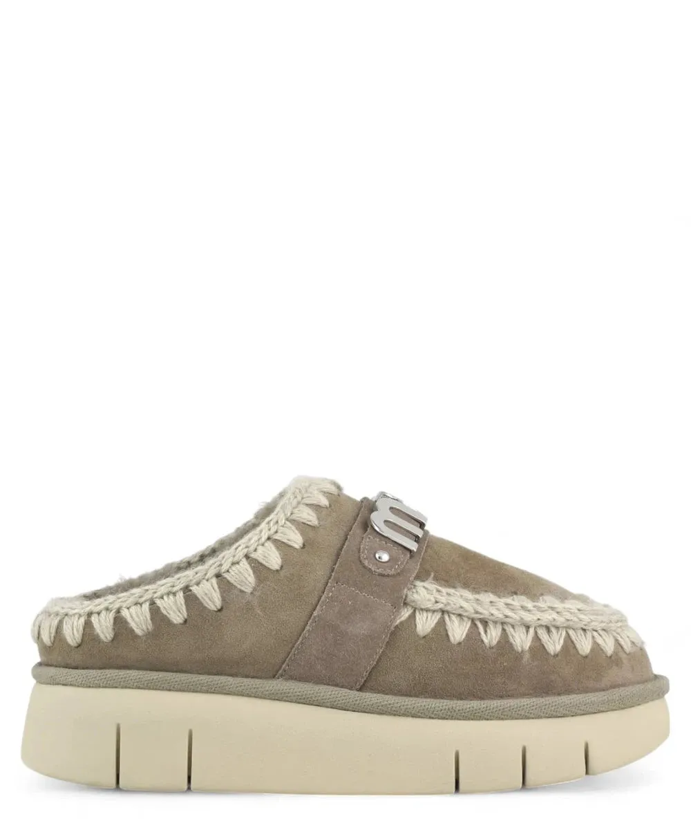 Bounce Clog con Logo Metallico