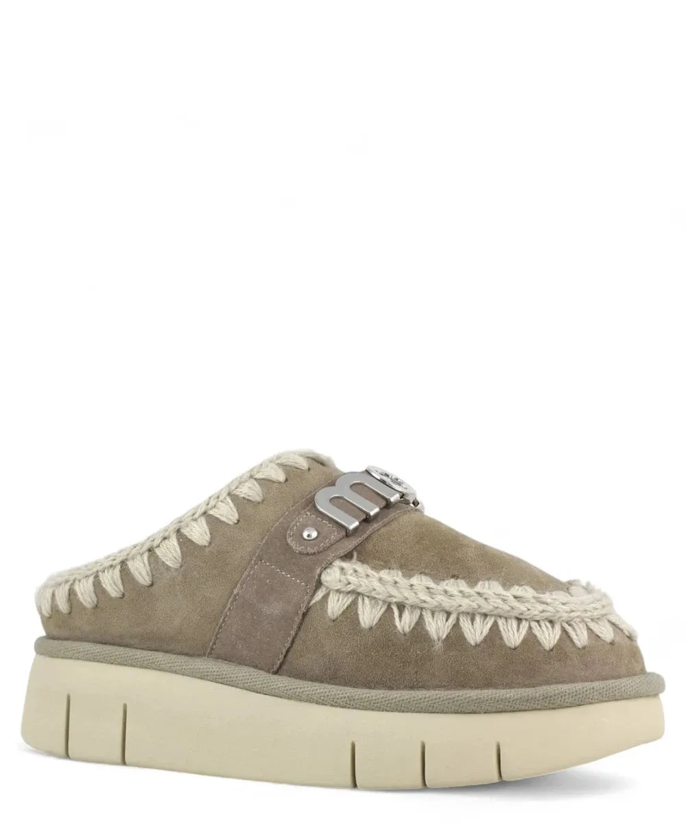 Bounce Clog con Logo Metallico