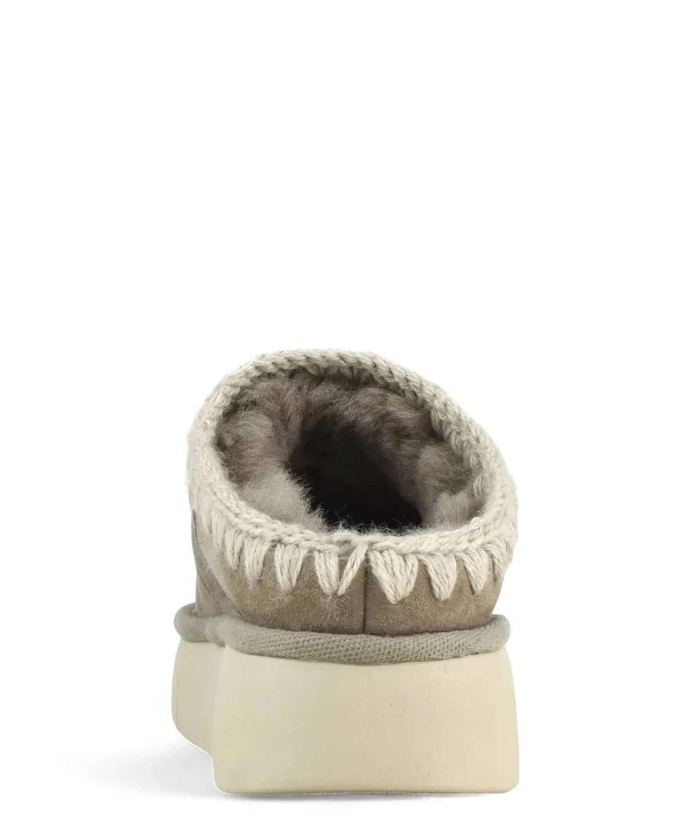 Bounce Clog con Logo Metallico