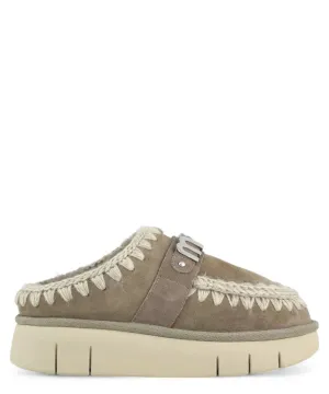 Bounce Clog con Logo Metallico