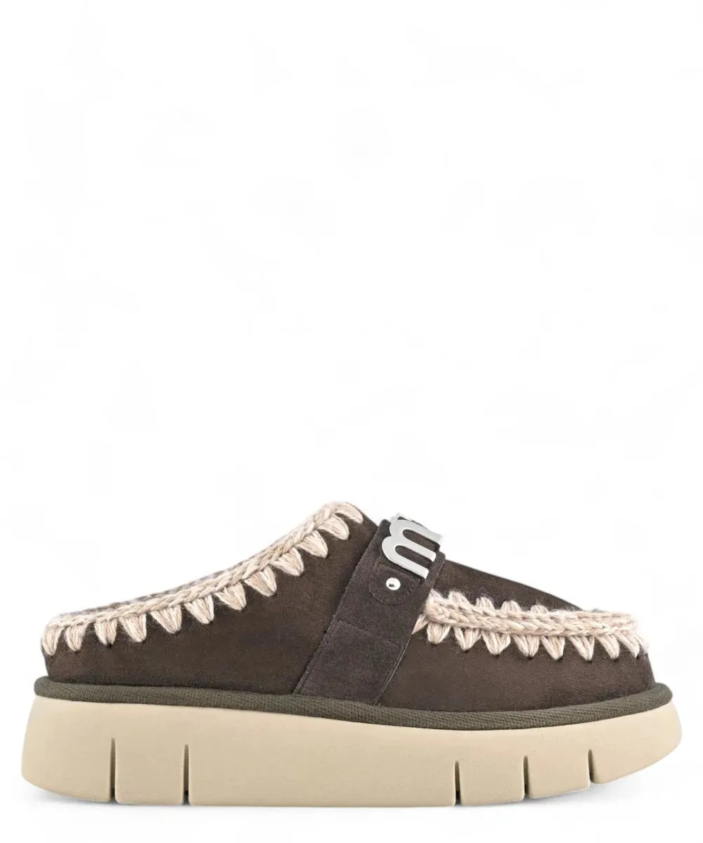 Bounce Clog con Logo Metallico