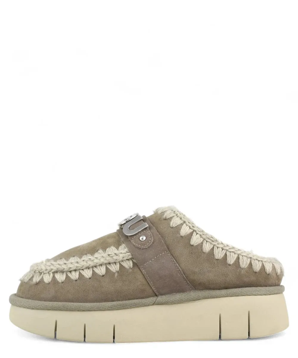 Bounce Clog con Logo Metallico