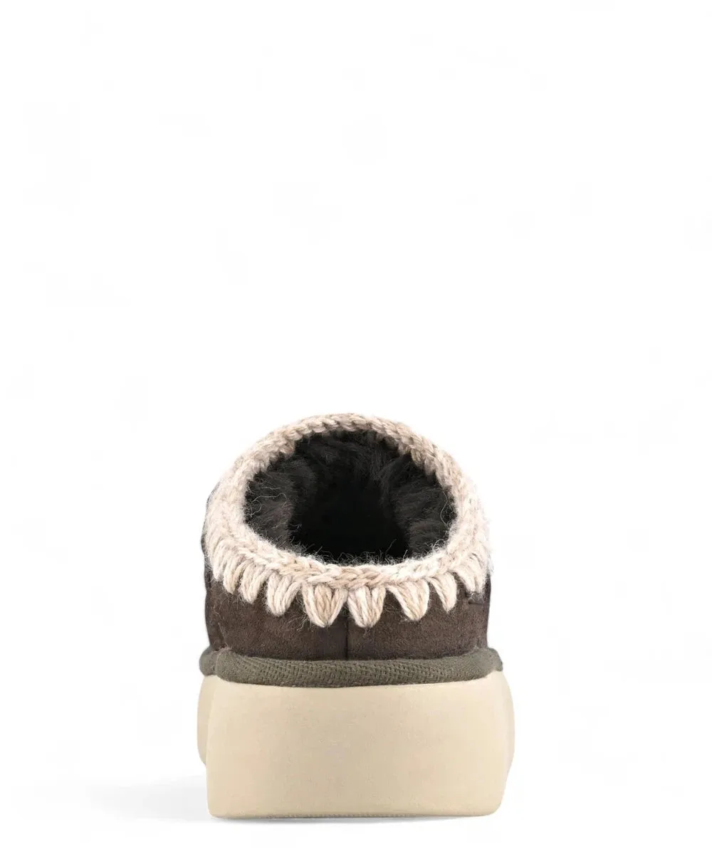 Bounce Clog con Logo Metallico