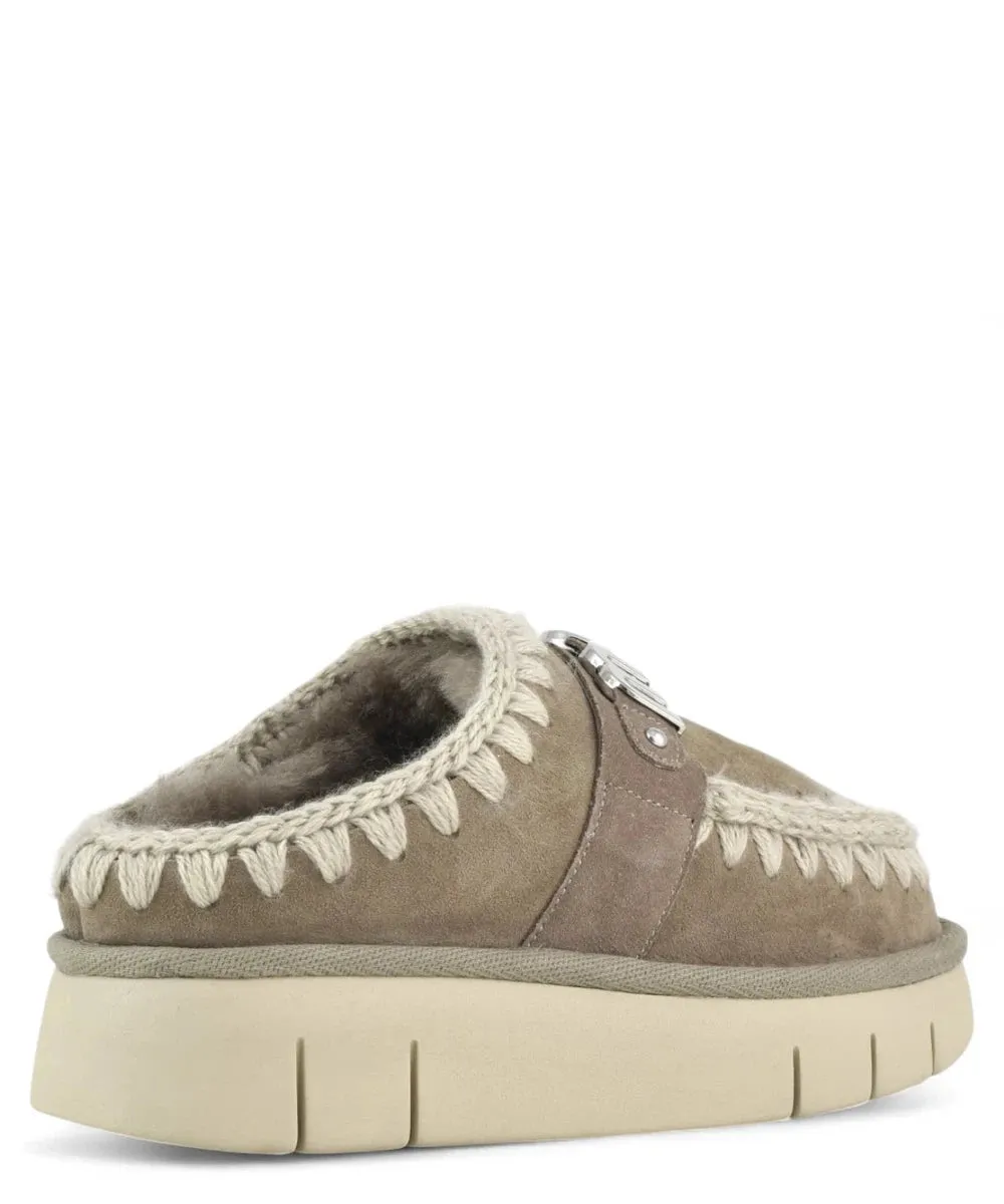 Bounce Clog con Logo Metallico