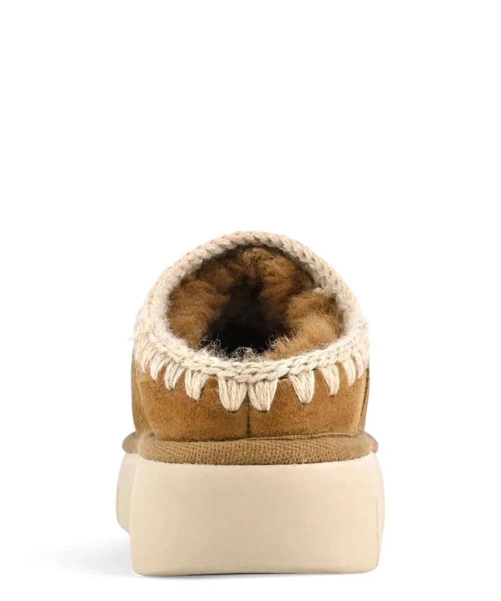 Bounce Clog con Logo Metallico